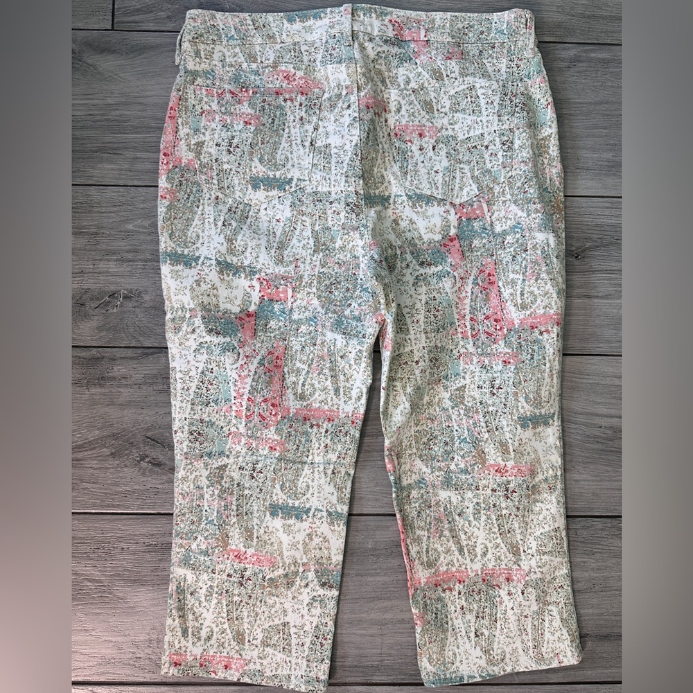 NYDJ Women's Ivory, Green, Paisley Marilyn Straight Crop Capris Plus Size 14 - Picture 6 of 9